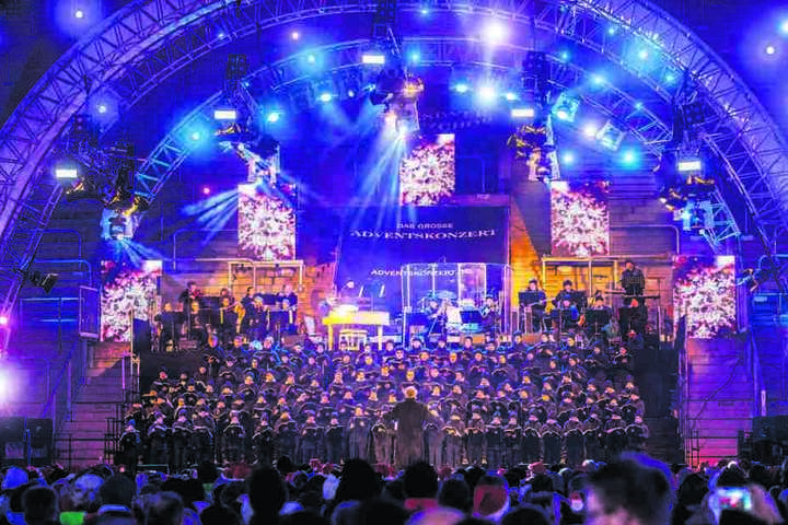 Der Kreuzchor sang auf opulenter Bühne eine bunte Mischung von Weihnachtsliedern aus aller Welt.