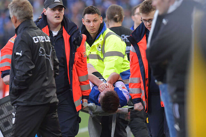 Christopher Nöthe (29) verletzte sich bei einem Foulspiel wohl schwer.