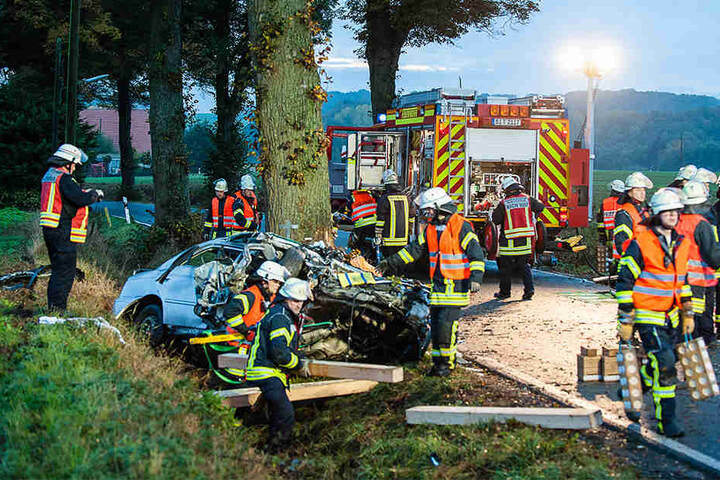 Das Auto ist total zerstört. Die Feuerwehr musste das Fahrzeug abstützen bei der Rettung.