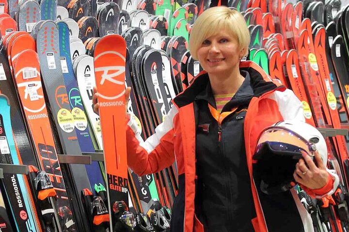 Tatjana Müller (42) von "Sportscheck" zeigt eine Dreierkombi. Hier gilt: zwei bezahlen, drei mitnehmen.