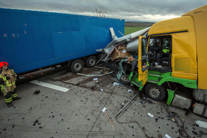 Ein Lkw wurde regelrecht zerfetzt.