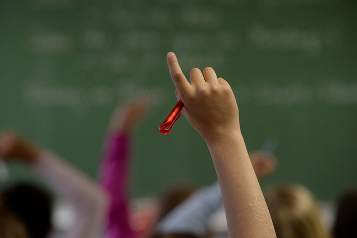 Ganz und gar nicht unschuldig soll es im Klassenzimmer geblieben sein. Auch der Klassenraum war Schauplatz des Techtelmechtels.