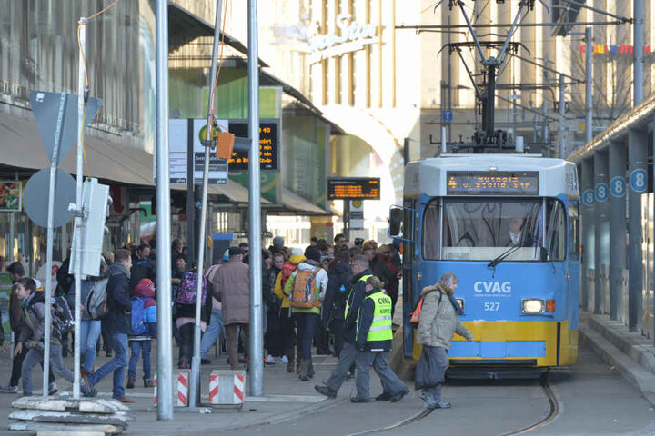 Busse und Bahnen fahren seit Dezember bis 19 Uhr im 10-Minuten-Takt - dafür gab es Lob von den Fahrgästen.