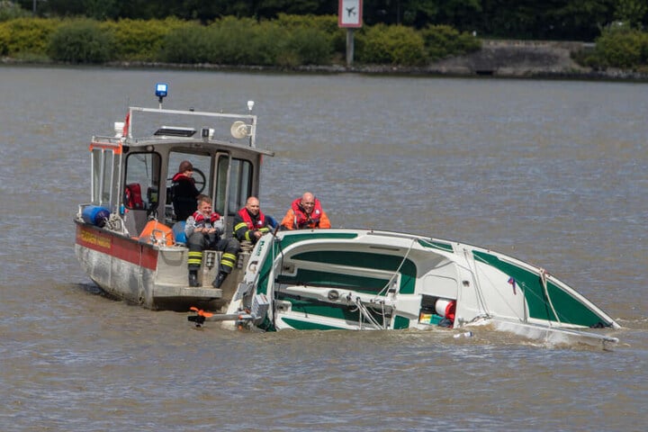 Die gekenterte Jolle wurde von einem Feuerwehr-Boot an Land gezogen.