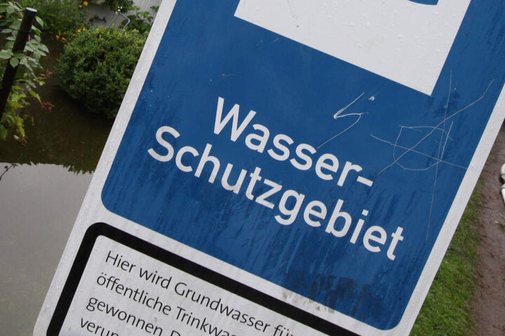 Neben der Wasserbehörden waren auch die Freiwillige Feuerwehr und die Polizei im Einsatz (Symbolfoto).