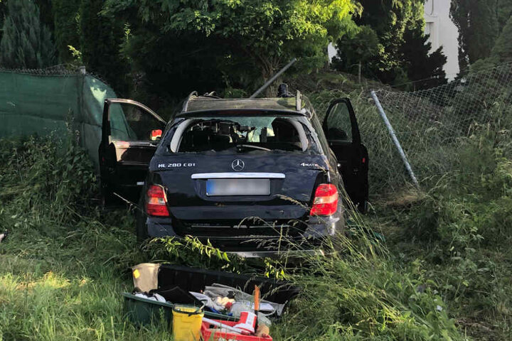 Die Mercedes-Fahrerin kam von der Straße ab und prallte in einen Baum.