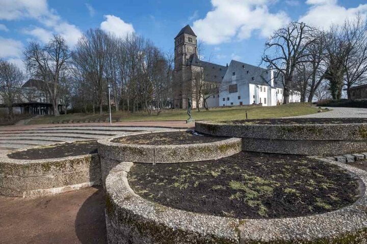 Hier geht noch nix: Die letzten Wochen zögerten die Bepflanzung der Schloßkirchen-Rabatten heraus.