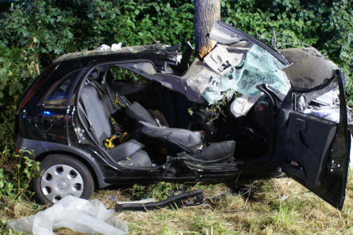 Das Auto wurde bei dem Unfall völlig zerstört.