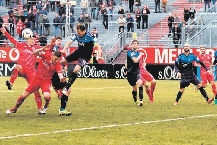 Immer mit vollem Einsatz: Toni Wachsmuth (M.) setzt sich hier rustikal gegen die Würzburger ein.