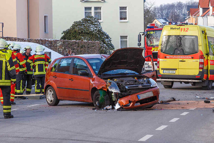 Der Ford war aus bislang unbekannten Gründen von der Straße abgekommen.