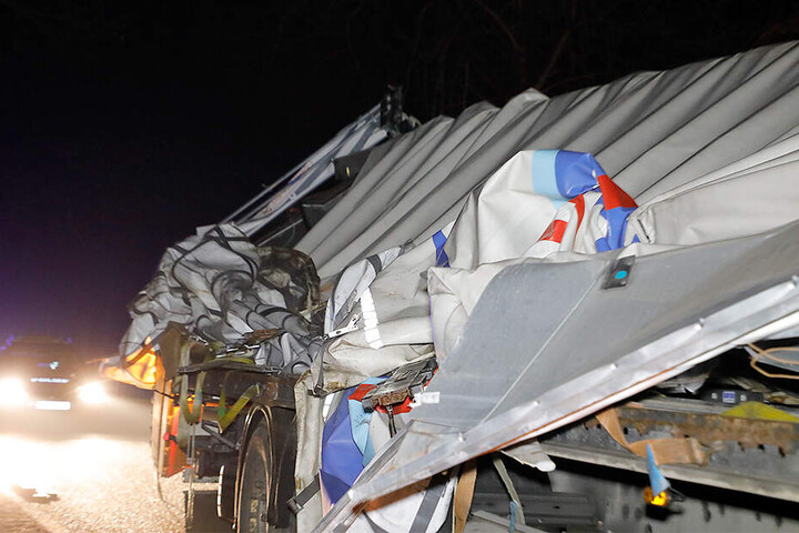 Der Aufbau des Sattelschleppers wurde komplett zerstört.