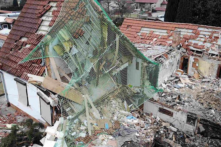 Auch das Nebengebäude wurde durch die Explosion teilweise zerstört.