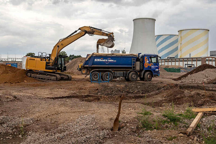 Bagger tragen derzeit das Fundament des alten Kohlekraftwerks ab.