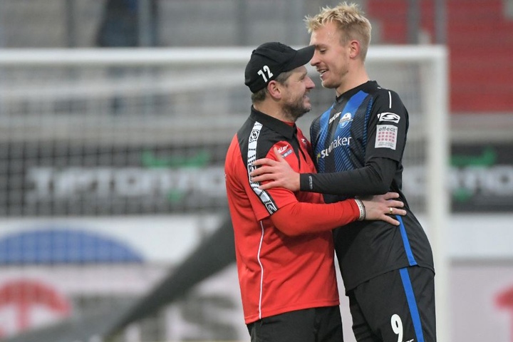 Steffen Baumgart (l.) lässt Julius Düker nach Braunschweig verleihen.