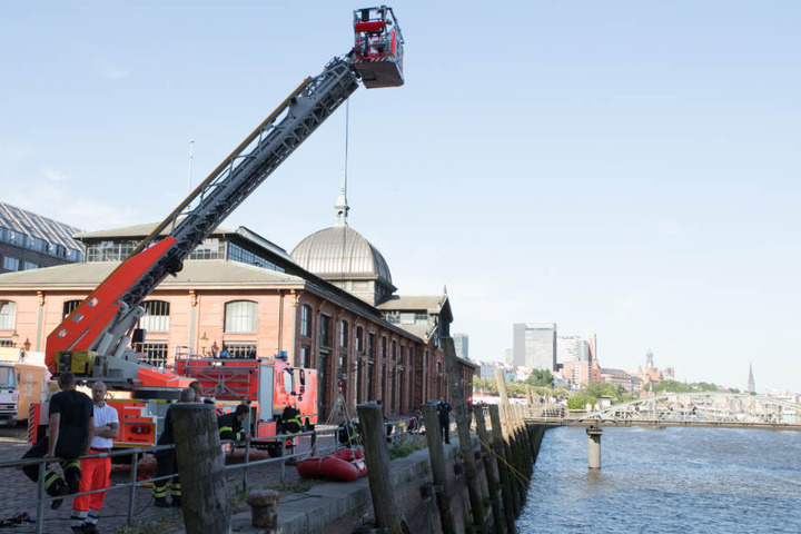 Eine erste Suchaktion nach dem Vermissten am Fischmarkt war erfolglos - am Sonntag wurde dann eine Leiche geborgen.