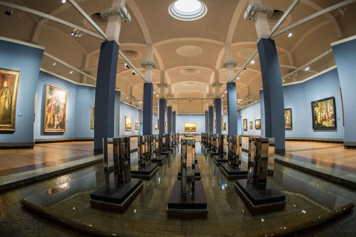 Hell erleuchtet ist in Berlin im Kulturforum der Bereich der neuen Sonderausstellung "Im neuen Licht."