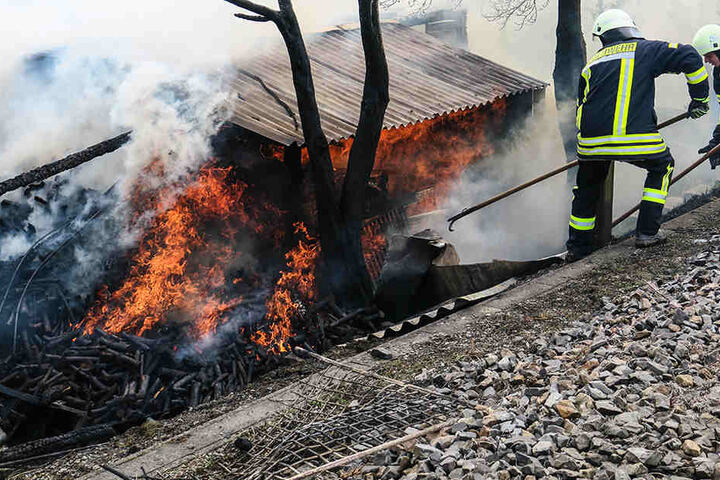 Als die Feuerwehr eintraf, stand der Schuppen schon komplett in Flammen.
