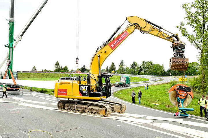 Mit einer großen Diamantkreissäge wird der Flügel für den Transport zerteilt.