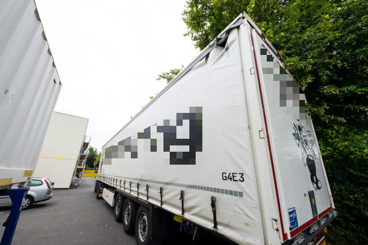 Auch die Plane des Aufliegers wurde beschädigt. Dieser Schaden dürfte etwa auch bei rund 5000 Euro liegen.
