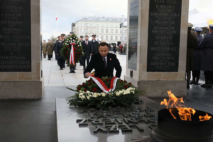 Der polnische Präsident Andrzej Duda legte am Nachmittag vor dem Grabmal des unbekannten Soldaten in Warschau einen Kranz nieder.
