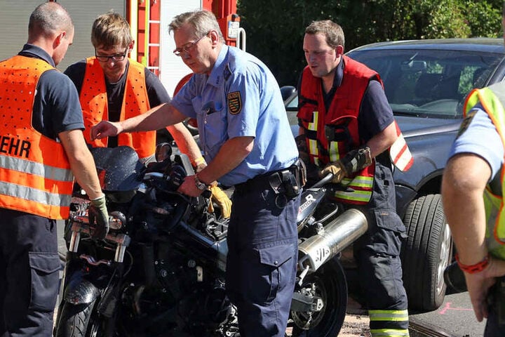 Die Feuerwehr räumte die Unfallstelle. Nun muss die Verkehrspolizei den genauen Unfallhergang rekonstruieren.