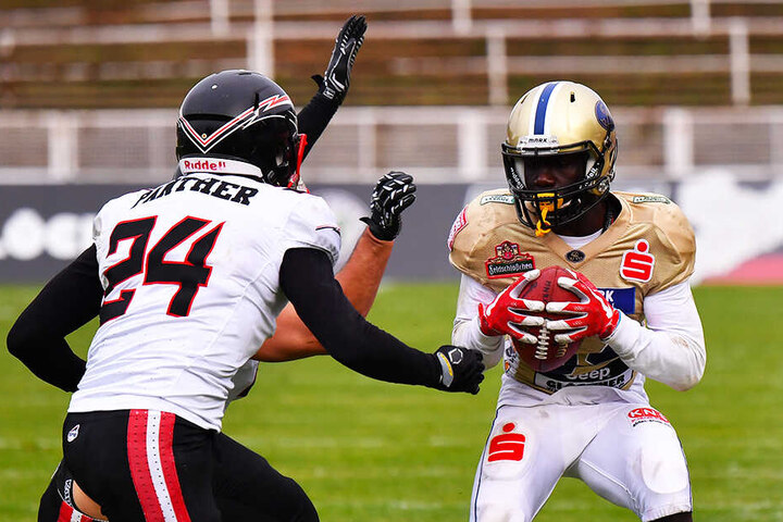 Cheikhou Sow (r.), hier im Spiel gegen die Düsseldort Panther, steuerte in Kiel zwei Touchdowns zum Monarchs-Erfolg bei.