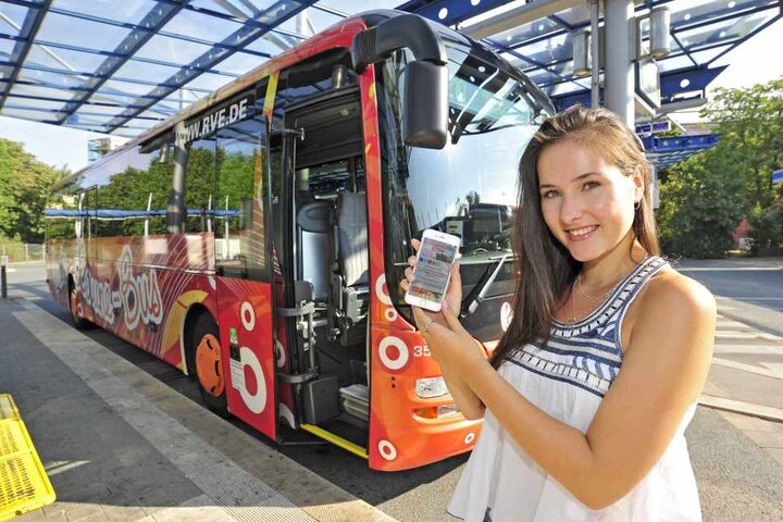 TAG24-Reporterin Isabel Möller (21) testet das WLAN im Gute-Laune-Bus der RVE. Der verdankt seinen Namen dem farbenfrohen Design.