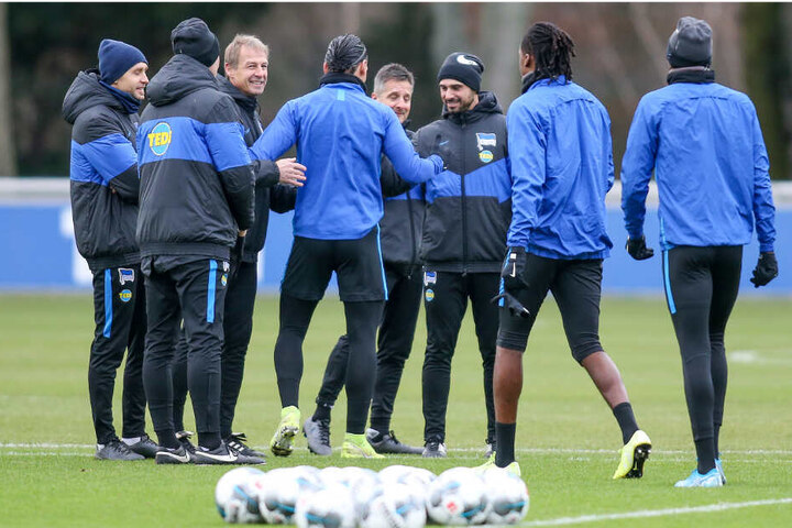 Berlins neuer Torwarttrainer Max Steinborn (l) steht mit Trainer Jürgen Klinsmann (3.v.l) und Co-Trainer Alexander Nouri (3.v.r) auf dem Trainingsplatz.
