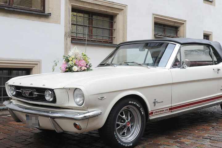 Auch das Hochzeitsauto, ein Ford Mustang, konnte sich sehen lassen.