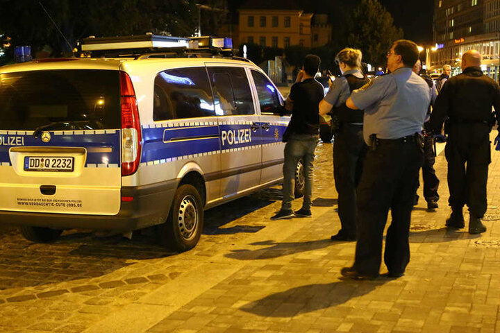 Dei Polizei stellte die Personalien von einigen Schlägern fest.