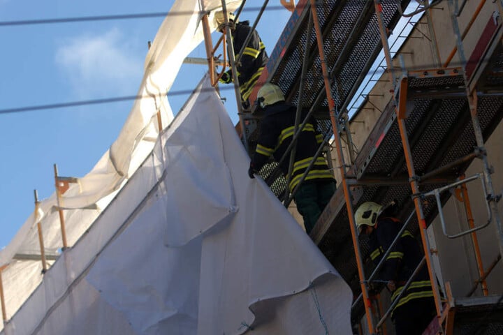 In Erfurt musste die Feuerwehr eine Plane von einem Gerüst entfernen, sie hatte sich vorher im Stromabnehmer einer Straßenbahn verfangen.