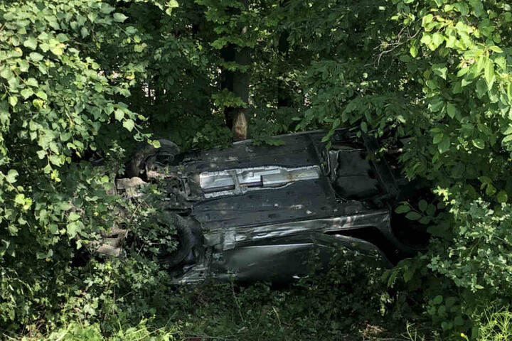 Mehrer Meter tief fiel das Auto der Familie ins Unterholz.