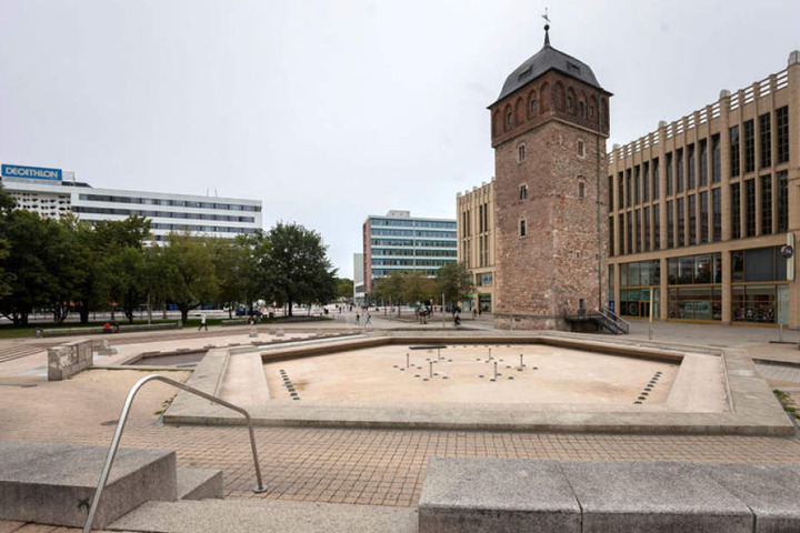 Auf dem Trockenen: Der Brunnen muss saniert werden. Zuerst wird das Becken abgedichtet.