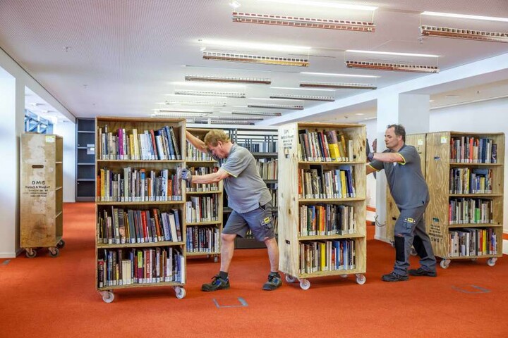 Insgesamt 200.000 Medien müssen umziehen. Die ersten Bücherregale im Kulti sind
schon gefüllt.