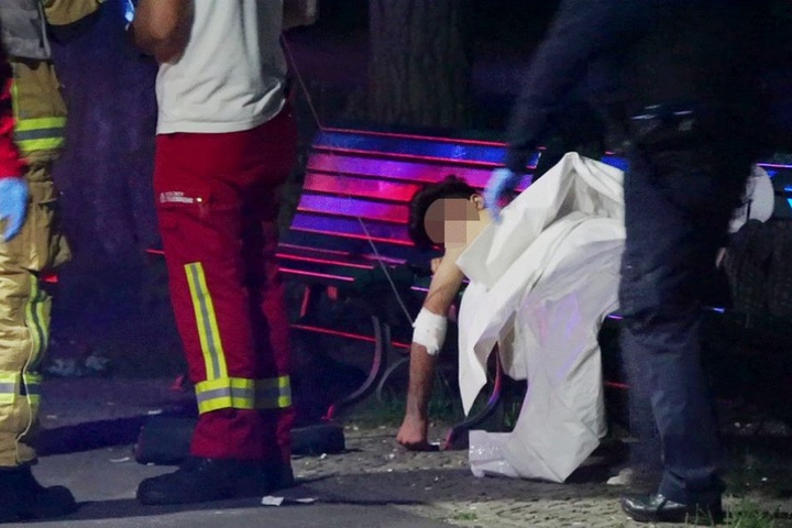 Die Verletzungen dieses jungen Mannes wurden auf einer Parkbank erstversorgt, bevor er mit dem Krankenwagen die Klinik gebracht wurde.