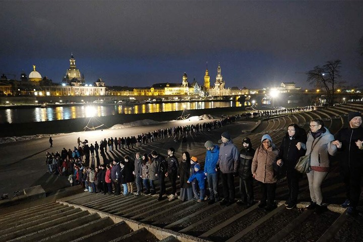 Rund 11.500 Teilnehmer gedachten Hand in Hand: Um 18 Uhr schloss sich die Menschenkette.
