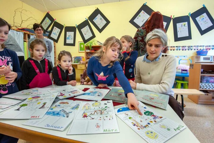 Künstlerin Veronica Seidel (41) hat mit Kindern der Kita "Krabbelkäfer" Comic-Kunst-Kalender gebastelt.