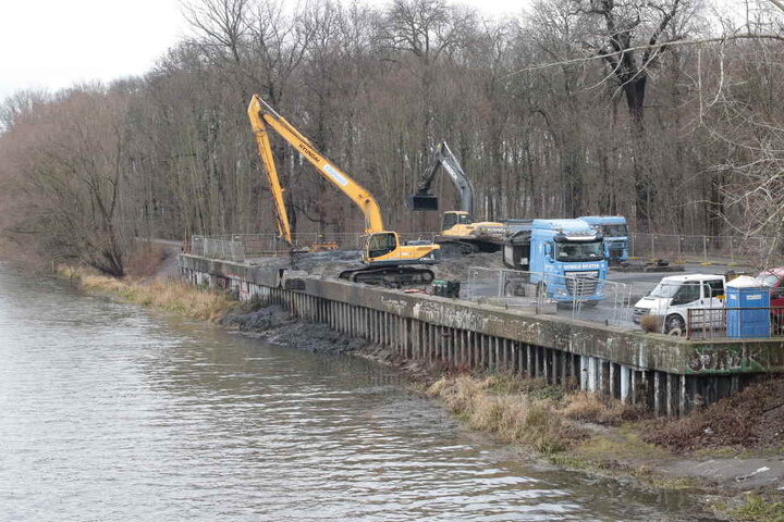 Das Elsterbecken wird aktuell vom Schlamm befreit. Von hier aus wurde er abtransportiert.