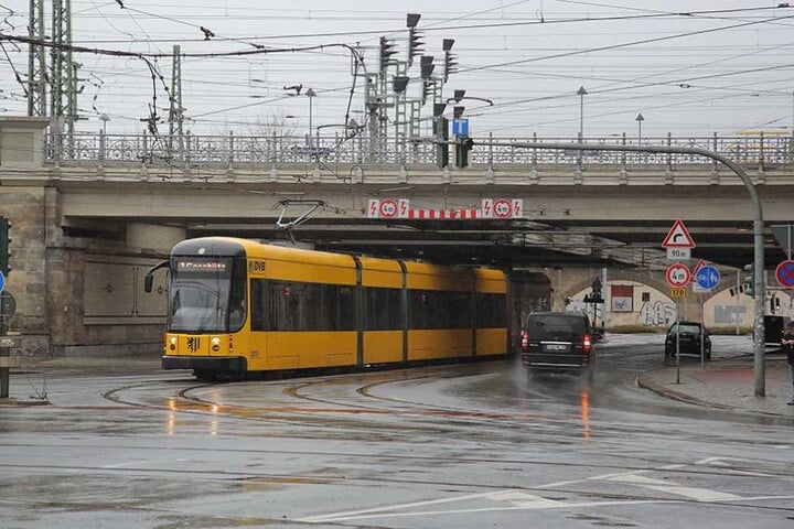 Unterhalb der Eisenbahnbrücke am Bahnhof Neustadt muss der Gleisabstand noch verbreitert werden.