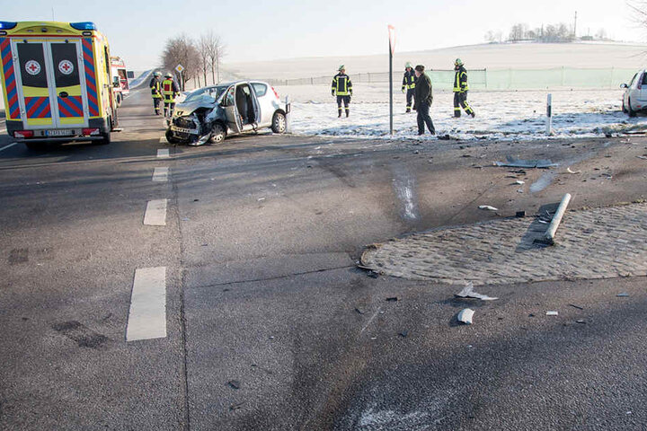 Ein Peugeot und ein Ford krachten frontal aufeinander.