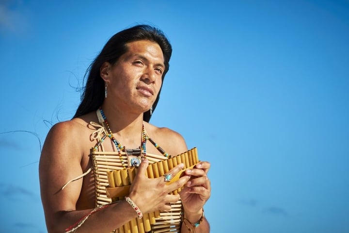 Auch Supertalent-Gewinner Leo Rojas will auf der Südsee-Insel die große Liebe gewinnen.