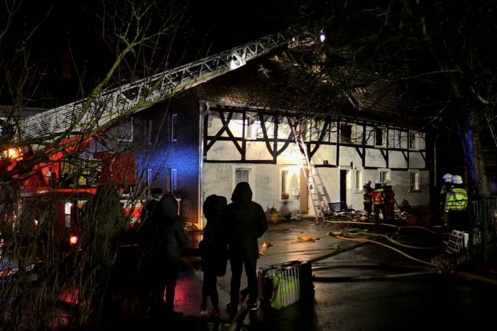 Zahlreiche Kräfte der Feuerwehr konnten den Brand schließlich löschen.