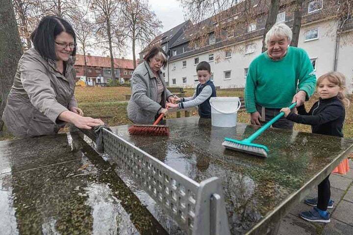 Amy Bach (5), Stefan Wolf (68), Finn Topat (11), Renate Wolf (65) und Kerstin
Szekely (56,v.r.) machen den Spielplatz Am Rosenhag winterfest.