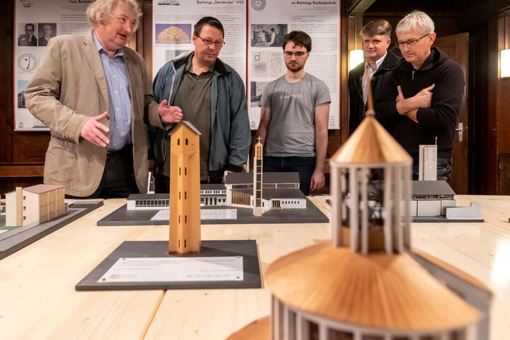 Immo Wittig (60, l.) von der Otto-Bartning-Arbeitsgemeinschaft Kirchenbau erklärt die Modelle in der Ausstellung.
