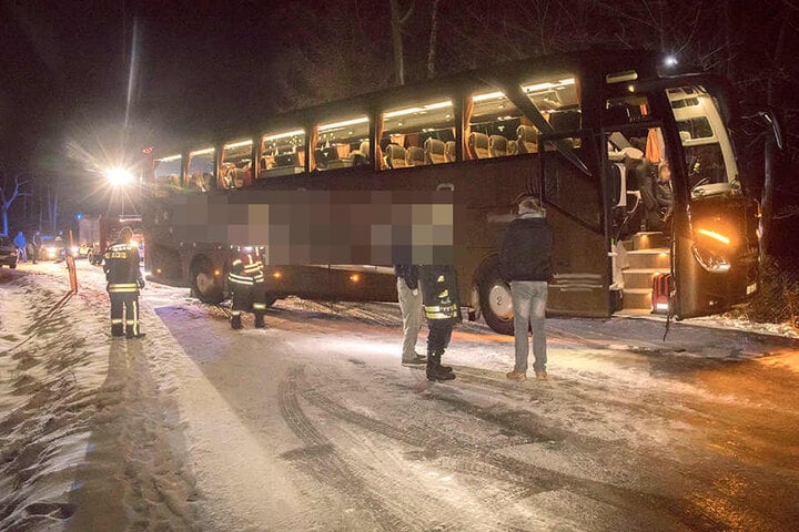 Am Ortsausgang Neudorf stand ein Reisebus stundenlang quer.