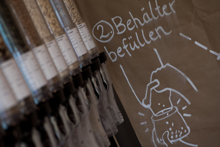Die Ware wird in Behälter gefüllt, die erneut benutzt werden können.