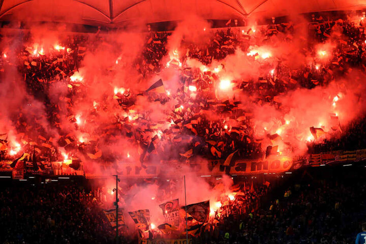 Fans von Dynamo Dresden brennen Pyrotechnik beim Gastspiel in Hamburg ab.