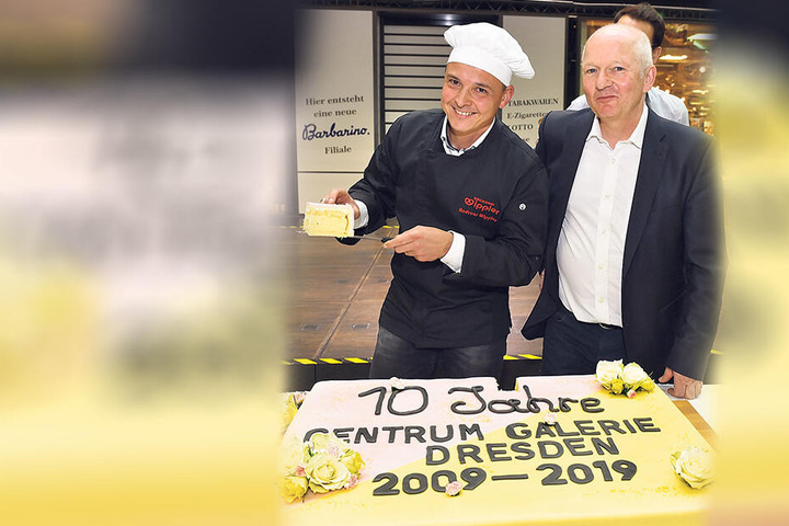 Schmecken lassen: Center-Chef Jürgen Wolf (58, r.) und Andreas Wippler (41) von der Bäckerinnung schneiden die Geburtstagstorte an.