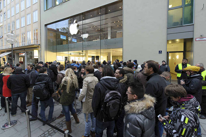Ob es für die verrückte Mac-Kerze auch so eine Schlange vor dem Laden geben würde?