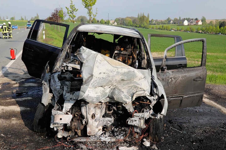 Das Auto fing Feuer und brannte komplett aus.
